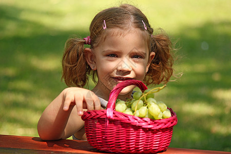 小女孩吃葡萄图片