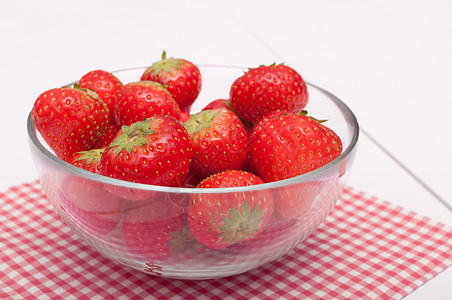 草莓红色水果白色食物图片