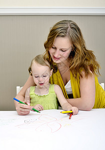 母亲和儿童绘画育儿女孩铅笔女性父母享受孩子妈妈乐趣喜悦图片