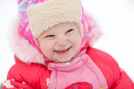 儿童在冬季的季节微笑童年衣服青年娱乐假期冻结公园闲暇图片