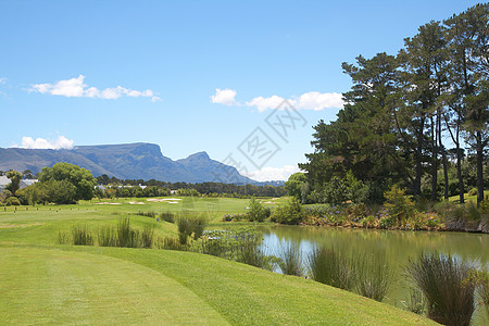 山区高尔夫高尔夫课程风景爬坡天空场地晴天球道池塘发球环境公园房子图片