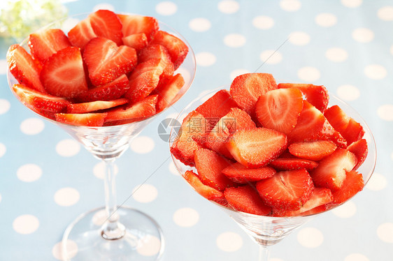 杯中草莓圆点沙拉蓝色水果浆果熟食宏观饮食红色白色图片