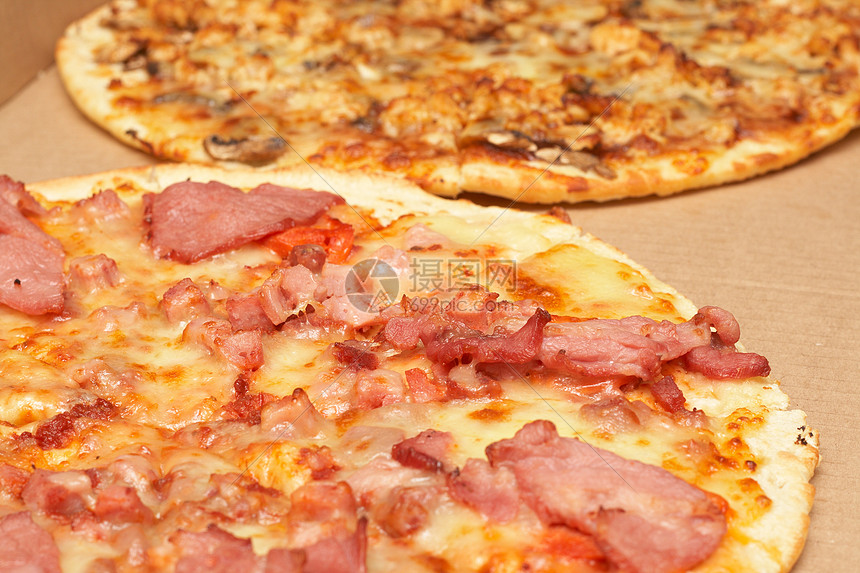 美味的意大利意大利披萨 配培根和奶酪面包薄壳晚餐垃圾午餐小吃营养熏肉食物图片