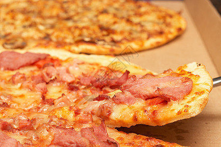 美味的意大利意大利披萨 配培根和奶酪营养午餐熏肉食物小吃面包垃圾薄壳晚餐图片