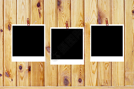一组由木质表面的三块旧空白极地框组成照片羊皮纸木板插图明信片框架专辑笔记木头标签图片