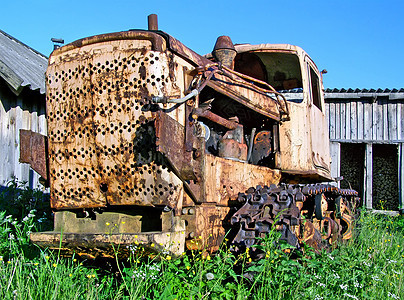 旧拖拉机失修农场倾倒柴油机杂草散热器齿轮管道老将排气图片