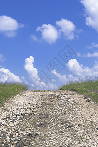 阳光明日的农村公路城市运输天空森林国家衬套车道土地旅行场景图片