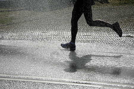 在热中奔跑跑步闲暇竞赛生活竞争速度男性短跑现实活动图片