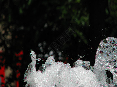 泉水倾盆大雨流动草稿喷射灯泡白色井口气泡溪流喷泉图片