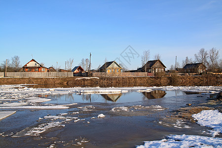 河上冰雪的驱动力建筑乡村太阳场景房子城市天气季节寒意小屋图片