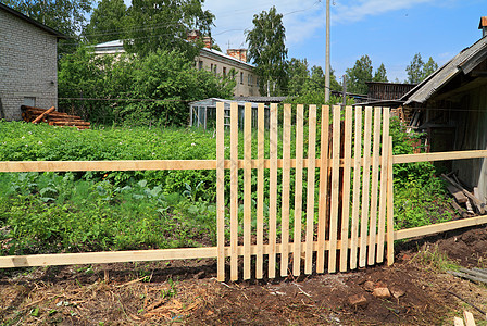 新的木制新围栏环境栅栏邻居木头农场城市安全指甲边界风景图片
