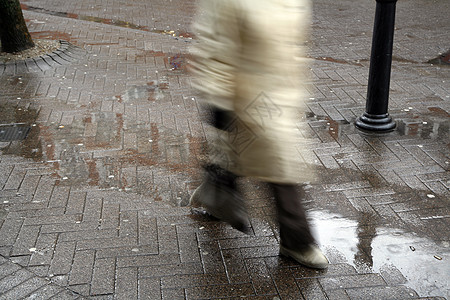 在雨中购物运动气候天气活动生活水坑人行道城市背景图片