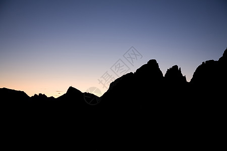 山剪影日落时的多洛美人背景