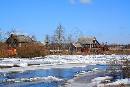 河上冰雪的驱动力寒意天空天气城市小屋建筑季节风景蓝色太阳图片