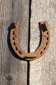 Rusty马蹄铁钉在旧墙上 幸运标志图片
