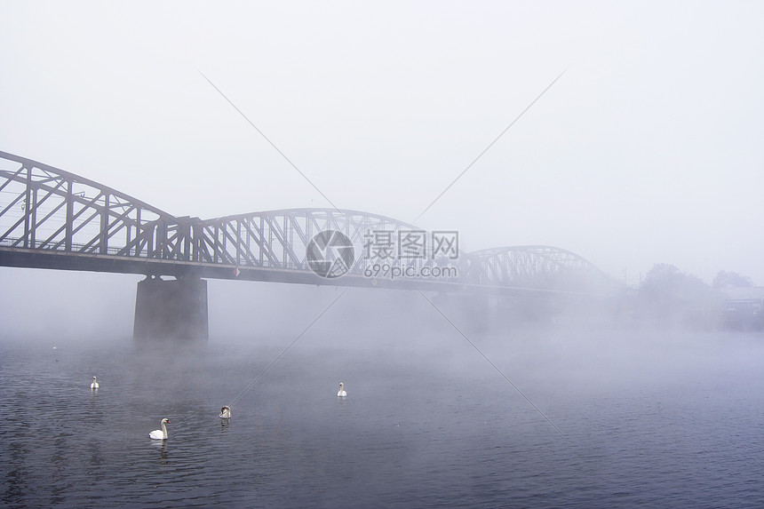 雾中之桥毛毛粗糙度阴霾情绪细雨清凉天气薄雾寒冷大雾图片