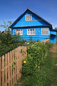 以天为背景的蓝蓝色农村房屋院子场景家庭人行道农场城市房子栅栏农家财产图片
