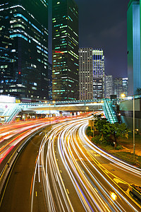 夜间在香港的交通摩天大楼蓝色商业时间公共汽车景观运动高峰建筑城市图片