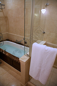 五星酒店的洗手间酒店房子财产大理石家具奢华灯光地面浴缸住宅背景图片