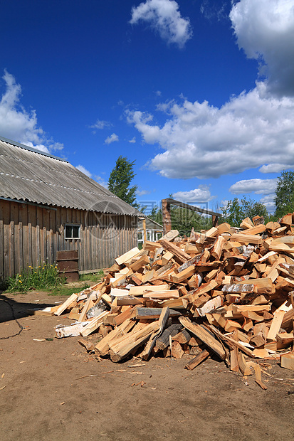 木柴在农村建筑的院子里图片