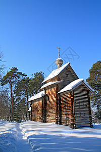 冬季村木制小教堂风化天空公园木头建筑学宗教教会森林蓝色车道图片
