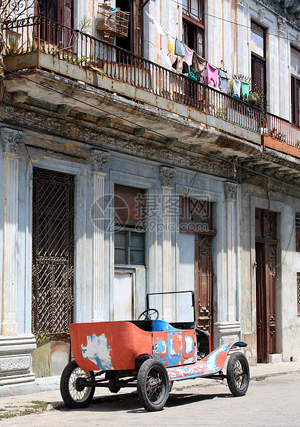 古巴哈瓦那一条街的破旧汽车图片