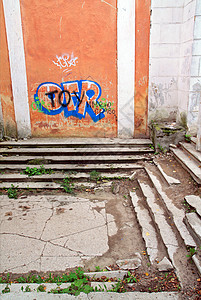 在被摧毁的房屋中 一个不断老化的楼梯犯罪艺术家城市自由插图刑事生活青年涂鸦创造力图片