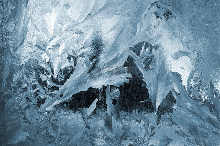 窗口上的冰窗户气候结晶磨砂蓝色水晶冻结温度玻璃雪花图片