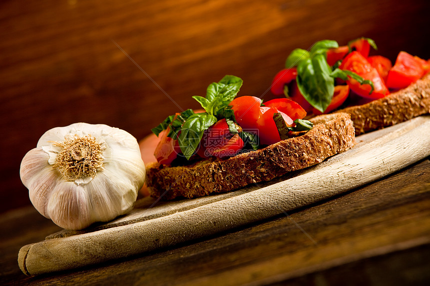 Bruschetta 新鲜西红柿开胃菜美食桌子洋葱乡村营养砧板沙拉美味饮食面包图片