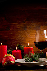 装饰的圣诞节表火球派对高脚杯装饰品松树金子蜡烛木头红色节日图片