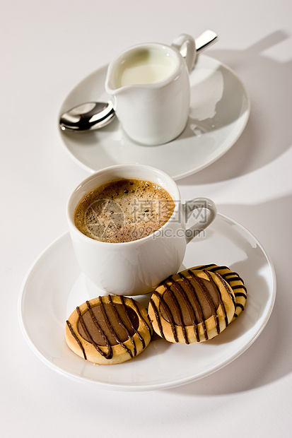 咖啡白色棕色生活黑色杯子食物馅饼甜点勺子牛奶图片