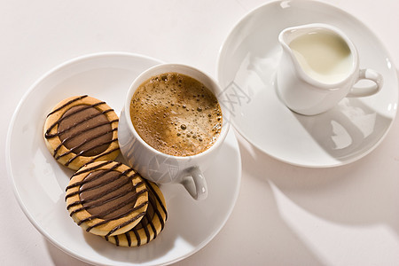 咖啡早餐巧克力白色生活牛奶食物馅饼杯子黑色棕色图片