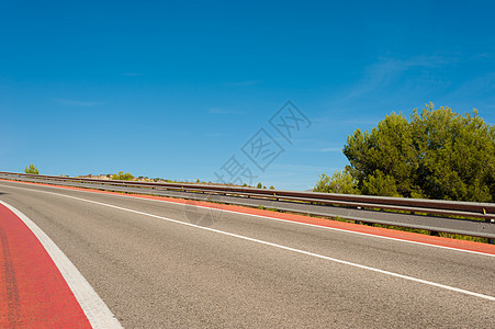 双碰撞屏障曲线弯曲预防栏杆摩托车手自行车上坡水平车道安全背景图片