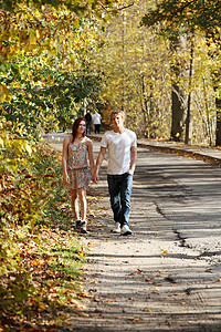 夫妇走在公园里图片