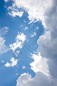 云白色外观背光天空背景蓝色背景图片