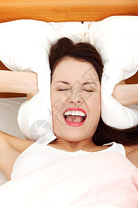 女人因为头痛而大喊大叫痛苦流感病人卧室青少年疾病情感保健压力药品图片