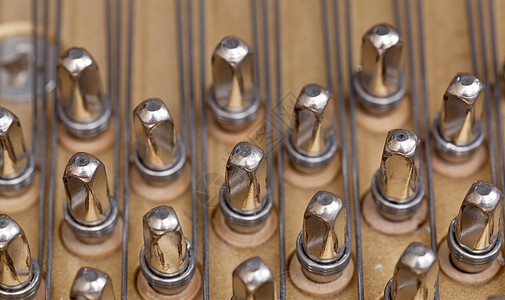 宏中的钢琴弦金子宏观线圈机械音乐木头别针金属锤子声学图片