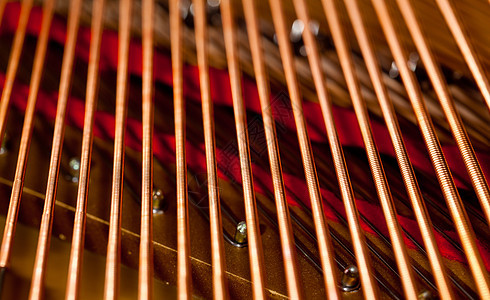 宏中的钢琴弦细绳笔记木头黄色机械宏观音乐会声学线圈乐器图片