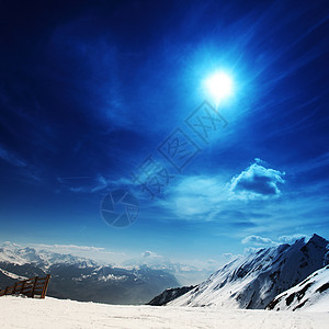 山上有高山蓝色顶峰单板季节冰川岩石运动远足活动风景图片