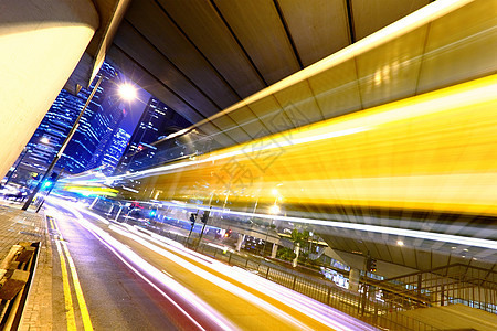 夜间公路运输驾驶摩天大楼场景地标汽车交通街道市中心戏剧性图片