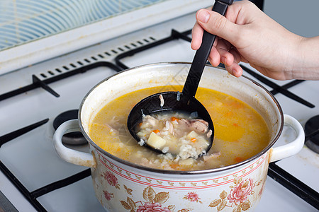 汤食午餐烹饪女性洋葱火炉餐具厨房手臂盘子沸腾图片