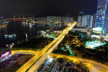 在现代城市的夜间高速公路立交桥路口交通车辆运输车道速度射线土地运动图片