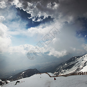 山上有高山松树阳光高度冰川运动天空滑雪板太阳顶峰单板图片