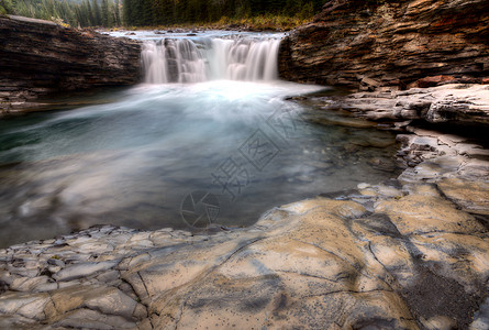 优美瀑布风景加拿大绿色的高清图片