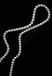 黑天鹅绒上的白珍珠珠宝珍珠宝石细绳手镯展示光泽度项链白色丝绸图片