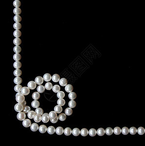 黑天鹅绒上的白珍珠珍珠宝石丝绸手镯礼物奢华细绳珠宝魅力女性化图片
