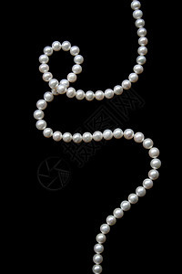黑色天鹅绒背景上的白珍珠奢华珠宝礼物项链宝石宝藏光泽度珍珠象牙魅力图片