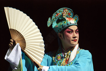 具有传统服装的中国歌剧演员展示风俗男性庆典艺术成人戏服文化遗产彩绘图片