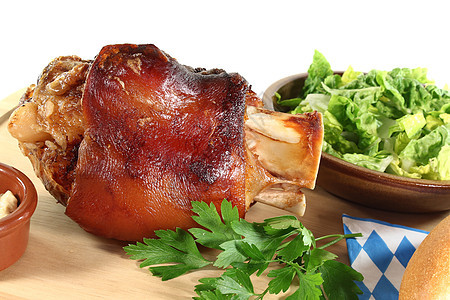 新鲜猪肉小腿蓝色沙拉传统皮肤美食果皮白色食物盘子图片