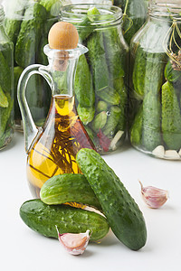 收割和罐头黄瓜盐渍美食营养产品腌料盐水瓶子生产收成蔬菜图片